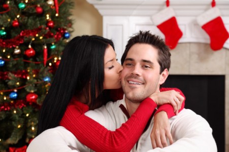 inspireyourlife_woman-kissing-man-under-christmas-tree
