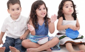 Ευτυχισμένοι μαζί: 5 τρόποι για να διασκεδάσετε τα παιδιά στο σπίτι