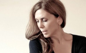 “Η πόρνη από πάνω” στο Θέατρο Σφενδόνη