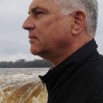 “Γράφεις;” “Όχι. Διαβάζω ένα Ποίημα στα μάτια της”