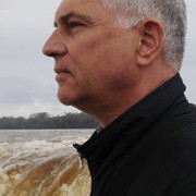 “Γράφεις;” “Όχι. Διαβάζω ένα Ποίημα στα μάτια της”