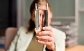 «Mισοάδειο ή μισογεμάτο, μην ξεχνάτε να κατεβάζετε το ποτήρι!»