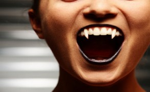9 Τρόποι για να Προστατευθείτε από τα Συναισθηματικά Βαμπίρ!