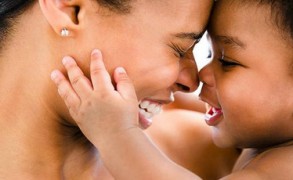 Ωκυτοκίνη: Η oρμόνη που διδάσκει τον μητρικό εγκέφαλο να ανταποκρίνεται στις ανάγκες των παιδιών