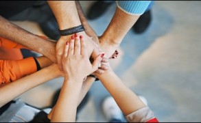 10+1 παραπλανητικά απλές ιδέες που βελτιώνουν τις σχέσεις μας σύμφωνα με τον Robin Sharma